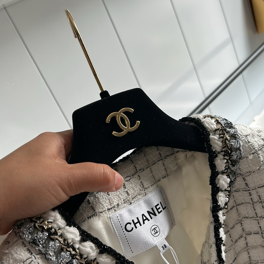 Chanel tweed jacket. 38. Fits XS. - Picture 7 of 13